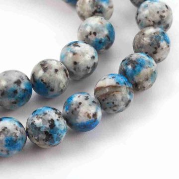 Близък план на 8-милиметрови мъниста K2 Blue Jasper за изработка на уникални гривни.