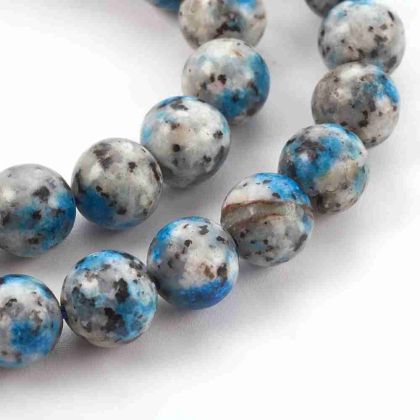 Близък план на 8-милиметрови мъниста K2 Blue Jasper за изработка на уникални гривни.